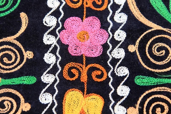 Nahaufnahme Fragment Mehrfarbiger Floraler Stickereien Auf Schwarzem Stoff — Stockfoto