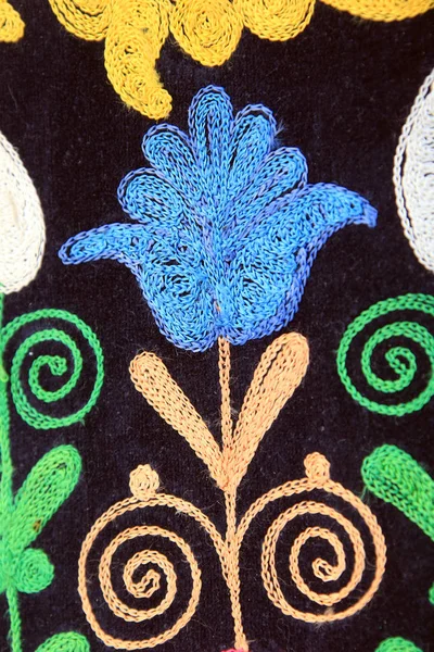 Zbliżenie Fragmentu Wielobarwne Kwiatowy Haft Czarnej Tkaniny — Zdjęcie stockowe