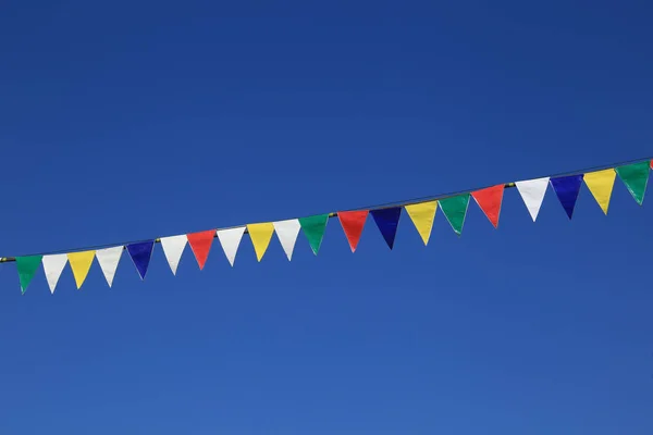 Närbild Olika Flerfärgad Festliga Flaggor Blå Himmel Bakgrund Himlen — Stockfoto