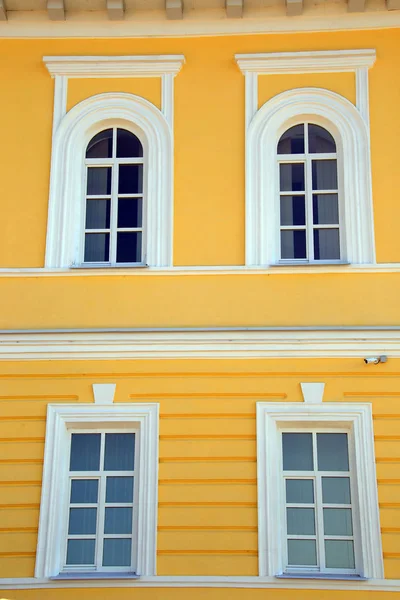 Aislado Primer Plano Ventana Vintage Amarillo Casa Piedra —  Fotos de Stock