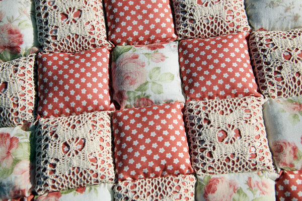 Макротекстура фонового рисунка из разноцветных кусочков ткани
