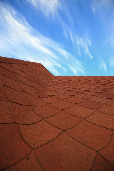 宏观背景纹理卷云和瓷砖屋顶在蓝天在一个阳光明媚的日子 — 图库照片