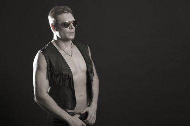 Yakışıklı genç seksi kaslı çıplak gövde deri ceket, siyah ve beyaz ile