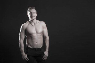 Güçlü atletik kişi, vücut geliştiricisi. Çıplak gövde, kas vücut. Stüdyo düşük anahtar, siyah bir arka plan vurdu. Vücut geliştirme kavramı,