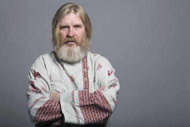 Bir güzel Ulusal boyalı tişörtlü Slav adam