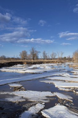 Fiyasko, nehir, orman ve bulutların üzerinde mavi bir gökyüzü, bahar yatay