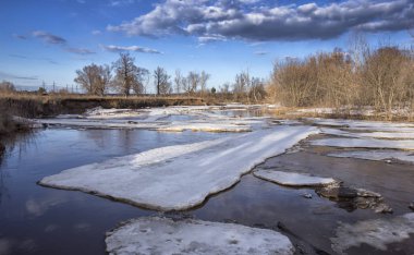 Fiyasko, nehir, orman ve bulutların üzerinde mavi bir gökyüzü, bahar yatay