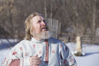 Slav tişörtlü adam bir güzel Ulusal boyalı bir bahar gününde dünya üzerindeki