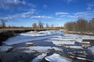 Fiyasko, nehir, orman ve bulutların üzerinde mavi bir gökyüzü, bahar yatay