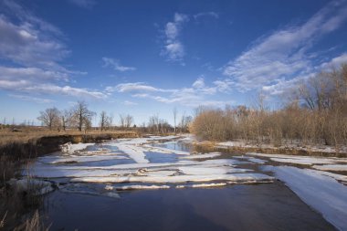 Fiyasko, nehir, orman ve bulutların üzerinde mavi bir gökyüzü, bahar yatay