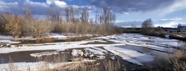 Fiyasko, nehir, orman ve bulutların üzerinde mavi bir gökyüzü, bahar yatay