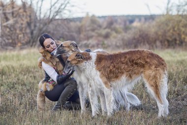 Güzel bir kız - bir avcı köpekler, Rus tazı ile portresi
