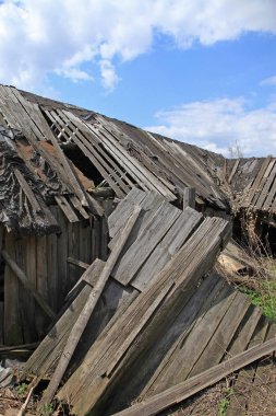 İlkbaharda köyün varoşlarındaki terk edilmiş eski ahşap ev. 