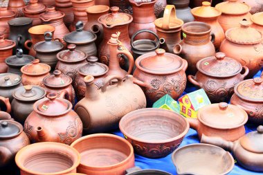 Yazın panayırda birkaç çeşit kil çömlek, sürahi, çaydanlık vardı.