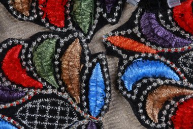 Tüylerle, nakışlarla, stüdyoda boncuklarla süslenmiş makro doku parçası kostümü.