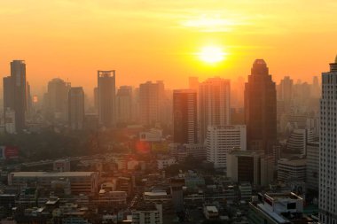 BANGKOK, THAILAND - 15 Aralık 2015: Bangkok üzerinde güzel sisli gün batımı, 15 Aralık 2015 'te Bangkok, Tayland' da gökdelenden manzara.