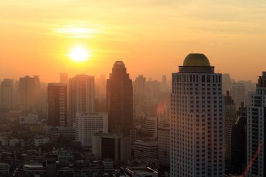 BANGKOK, THAILAND - 15 Aralık 2015: Bangkok üzerinde güzel sisli gün batımı, 15 Aralık 2015 'te Bangkok, Tayland' da gökdelenden manzara.