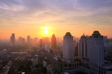 BANGKOK, THAILAND - 15 Aralık 2015: Bangkok üzerinde güzel sisli gün batımı, 15 Aralık 2015 'te Bangkok, Tayland' da gökdelenden manzara.