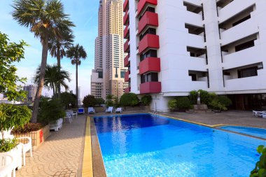 BANGKOK, THAILAND - 15 Aralık 2015: 15 Aralık 2015 'te Bangkok, Tayland' da yüzme havuzu olan güzel, modern, rahat bir otel.
