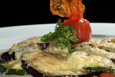 Patlıcan ve kabak dilimleri peynir ve krema sos ile pişmiş makro