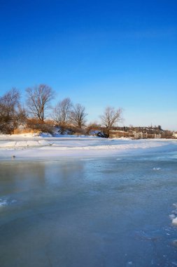 Açık güneşli bir günde mavi gökyüzüne karşı buzun içinde kışın durgun manzarası