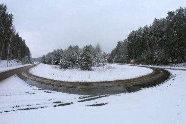 kış manzara yol bulutlu bir günde ormandaki