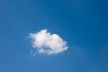 Güneşli yaz gününde mavi gökyüzünde izole edilmiş beyaz bulutlar.