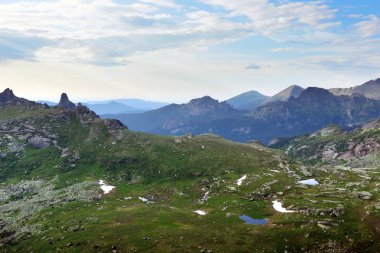 Batı Sayan dağlarının güzel yaz manzarası Ergaki bulutlu bir günde