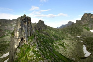 Batı Sayan dağlarının güzel yaz manzarası Ergaki bulutlu bir günde