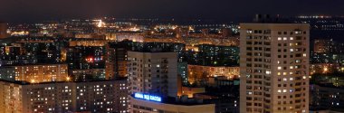 Naberezhnye Chelny, Rusya - 7 Ekim 2014: Naberezhnye Chelny şehrindeki bir gökdelenin çatısından şehir manzarası