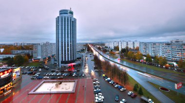 Naberezhnye Chelny, Rusya Federasyonu - 7 Ekim 2014: cityscape görünümünden, şehir Naberezhnye Chelny günbatımında bir gökdelenin çatı