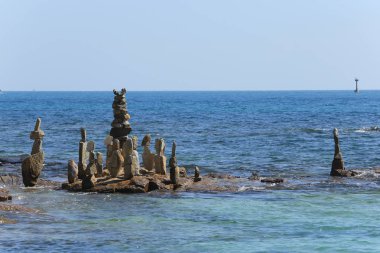 Güneşli bir günde Tayland açıklarında deniz manzaralı kayalık kıyı ve mavi su