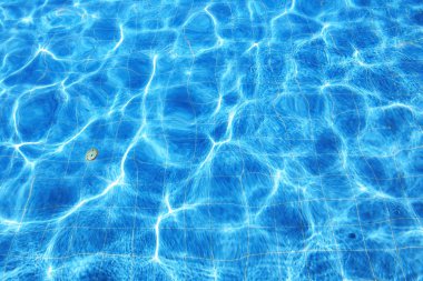 izolasyon turkuaz su dış yüzme havuzu güneş ışığı yansımaları ile 