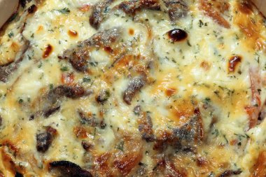 bir tencerede sebzeli bir kremalı sos pişmiş makro et