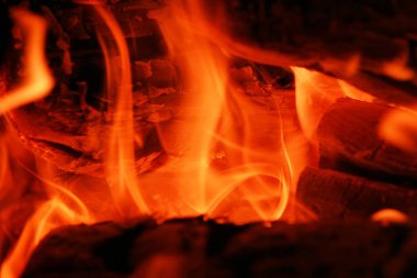 Geceleyin bir şenlik ateşine yakın çekim