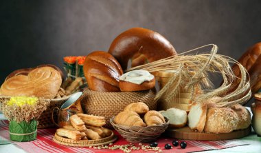Masada bir sürü taze pasta var.