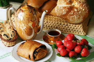 Makro çörekler, çay ve çilek.