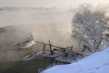Zai nehrinde kış sabahı manzarası