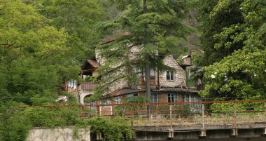 Deniz kenti Gagra 'nın şehir manzarası yaz bulutlu bir gün.