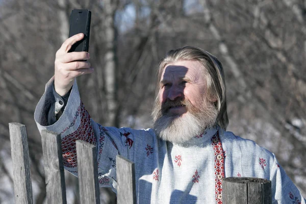 Slaviska Mannen Vacker Nationella Målade Skjorta Vårdag Jorden Gör Selfy — Stockfoto