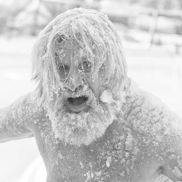 Бородатый Человек После Купания Снегу — стоковое фото