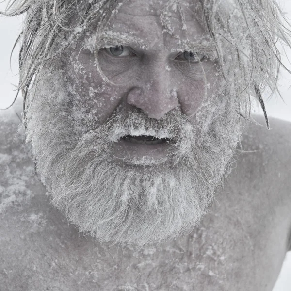 雪の中での入浴後のひげを生やした男 — ストック写真