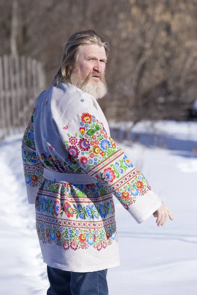 Slawische Mann Einem Schönen National Bemalten Hemd Einem Frühlingstag Auf — Stockfoto