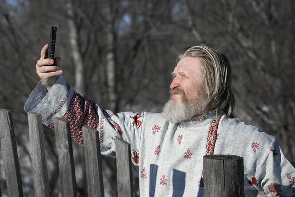 Slaviska Mannen Vacker Nationella Målade Skjorta Vårdag Jorden Gör Selfy — Stockfoto