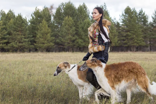 Portret Van Een Mooi Meisje Een Jager Met Honden Russische — Stockfoto