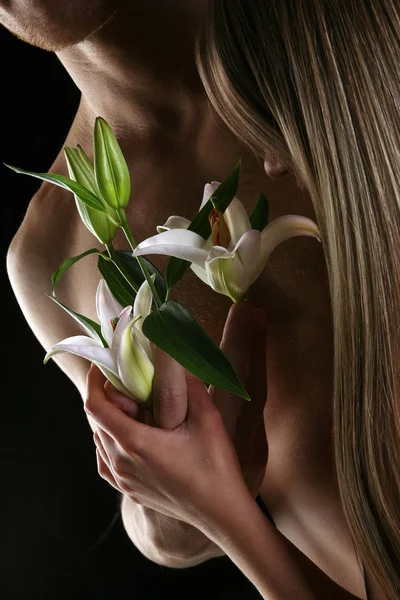 Close White Lily Hands Background Naked Torso Dark Background Studio — Stock Photo, Image