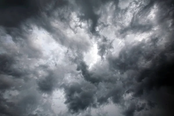 Σύννεφα Καταιγίδας Απομονωμένες Καλοκαίρι Πριν Από Μια Καταιγίδα — Φωτογραφία Αρχείου