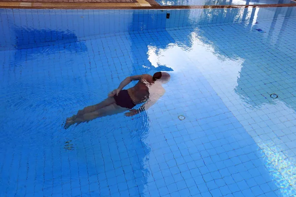 Isolamento Nadador Subaquático Piscina Limpa Clara — Fotografia de Stock