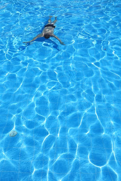 Isoliert Azurblaues Wasser Pool Und Schwimmer Wasser — Stockfoto