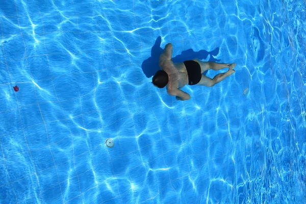 Geïsoleerde Azuurblauwe Waterpoel Zwemmer Het Water — Stockfoto